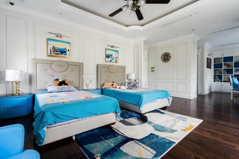 Giường ngủ cách điệu với thiết kế bọc da chần nút đầu giường